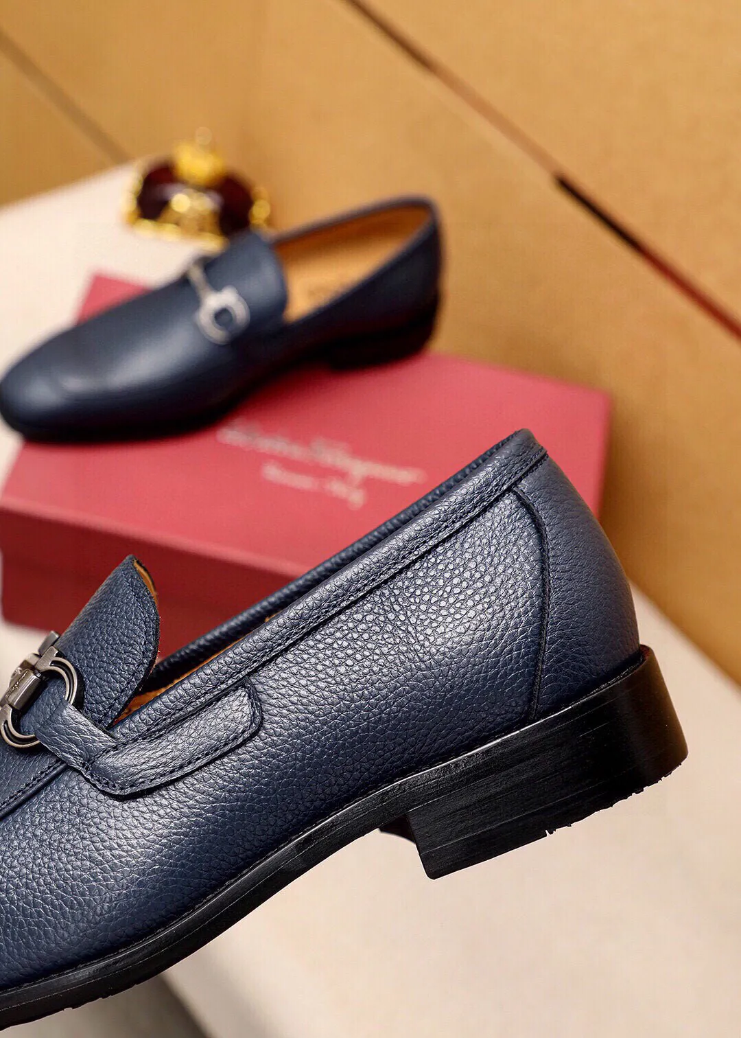 Men's shoes 💰460 💐 Product trademark: Ferragamo "Ferragamo" casual leather shoes Regular size: 38-44 (45🉑️customized) Product materials: Selected imported first-layer pebbled cowhide leather upper + luxury hardware buckle, imported water-dyed cowhide leather lining. Strong three-dimensional visual effect, original outsole Color: 3⃣️colors available